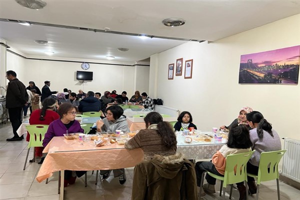 İzmir’e gelen depremzedelere yardım eli