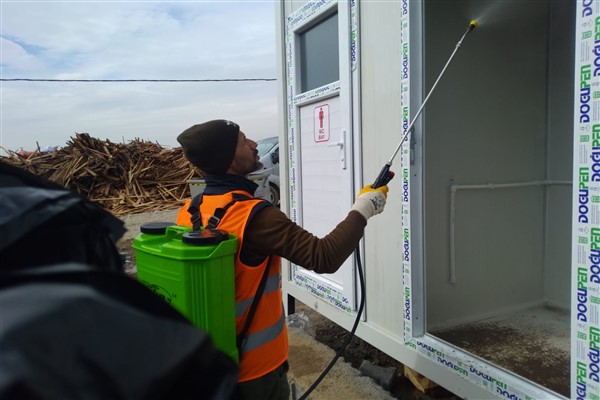 Kahta'da çadırkentte salgına karşı ilaçlama devam ediyor