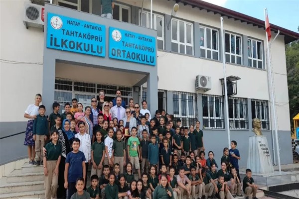 Hatay'da öğrencilere kırtasiye ve kıyafet yardımı