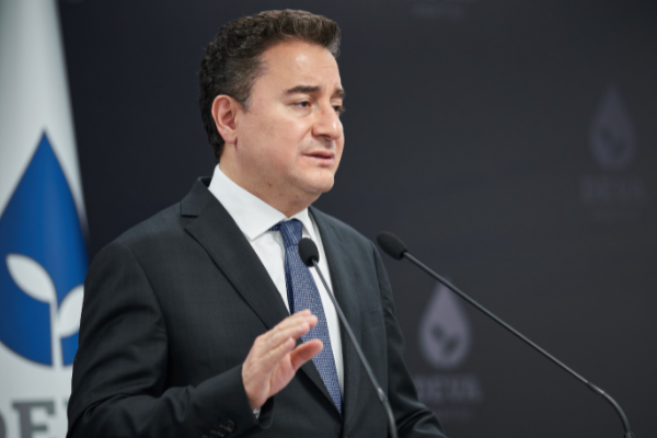 Babacan: "Deprem bölgesine daha çok çadır göndermek için neyi bekliyorsunuz?"
