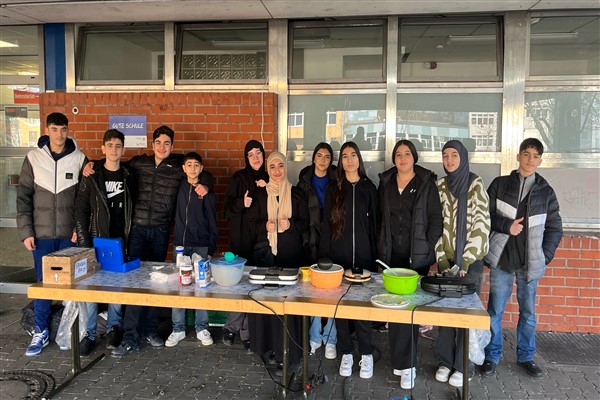Türkçe sınıfı öğrencilerinden depremzedelere yardım