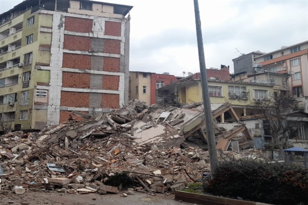 Hatay'da 6.4'lük depremde hasarlı binalar yıkıldı
