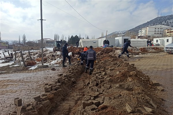 ESKİ ekipleri, Nurhak’ta kurulan sahra hastanesine su ulaşımını sağladı