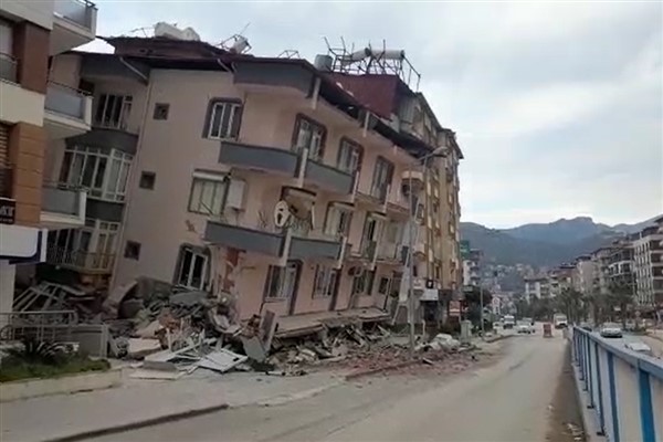 Hatay'da yıkılmak üzere olan binalar görüntülendi