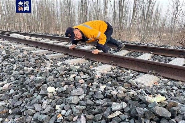 Xinjiang'da bazı tren seferleri deprem nedeniyle durduruldu