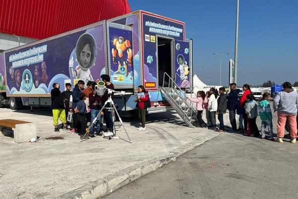 Bilim Tırı, depremzede çocuklara moral veriyor