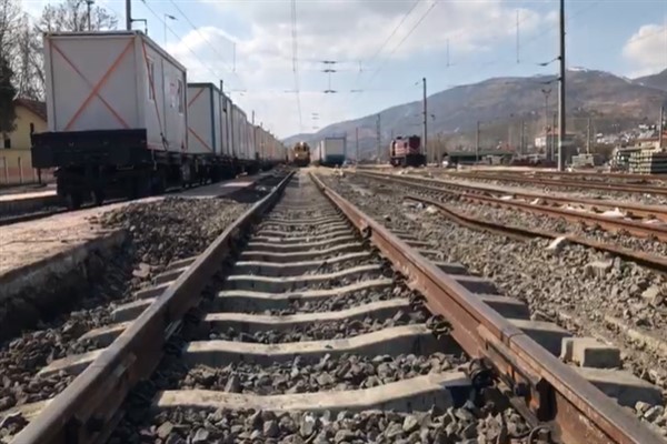 Depremde hasar gören demiryolları onarılıyor