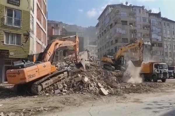 Hatay'da enkaz kaldırma çalışmaları devam ediyor