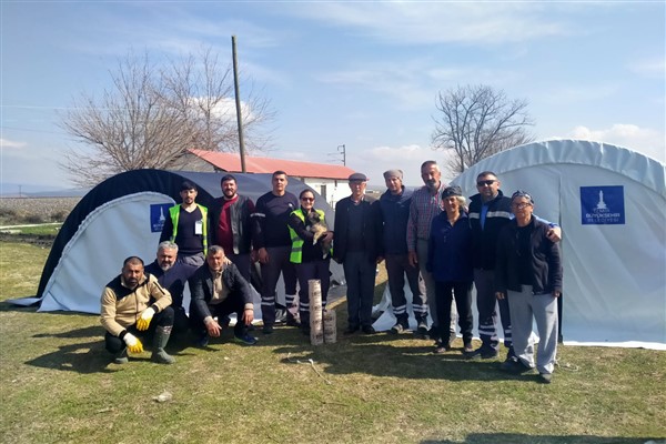 İzmir Büyükşehir Belediyesi'nin deprem bölgesindeki köylere destekleri sürüyor