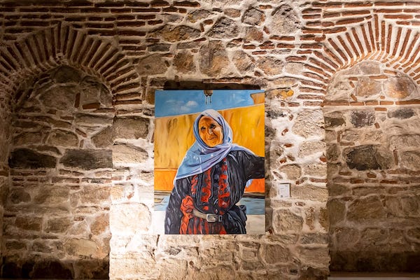 Türk Ressam Ayşe Betil, Anadolu kadınını Avrupa’ya taşıyor