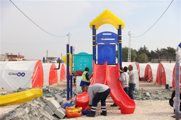 Bursa Büyükşehir ekipleri, depremzede çocuklar için oyun parkı kuruyor