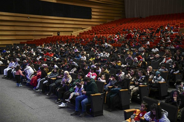 ABB ve BKM iş birliğiyle depremzedeler için Çok Güzel Hareketler Bunlar sahnelendi