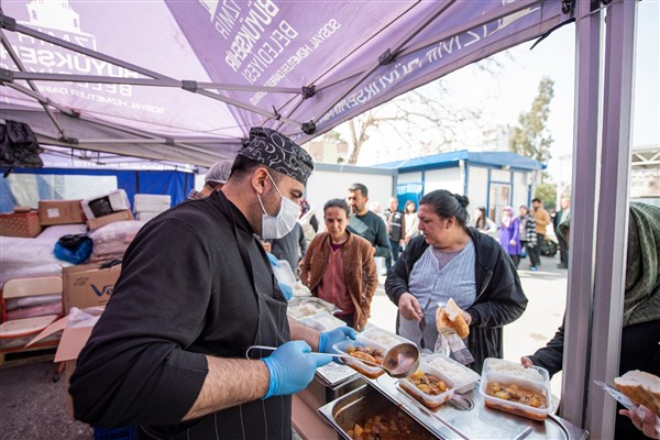İzmir ekipleri, Osmaniye’de kapı kapı dolaşarak yardım ulaştırıyor