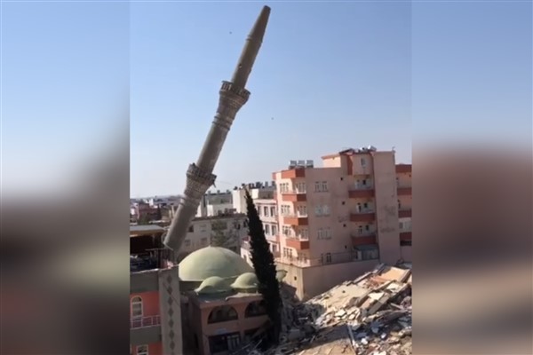 Kahta’da depremde hasar gören minareler yıkılıyor