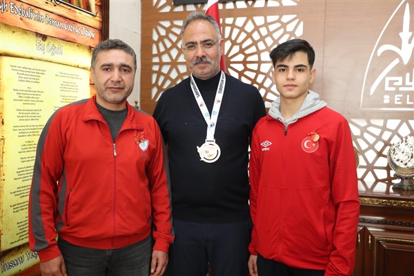 Başkan Kuş, Avrupa Karate Şampiyonası'nda üçüncü olan Öğüş'ü ödüllendirdi