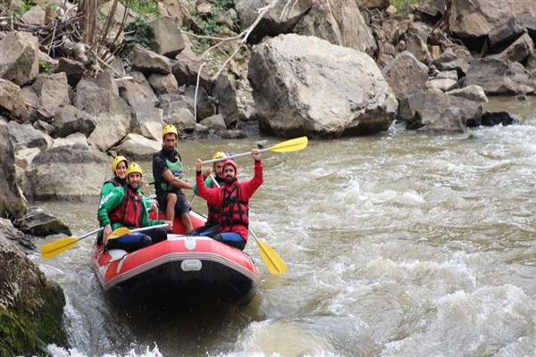 Esenler'den gençlere Melen Çayı'nda rafting etkinliği