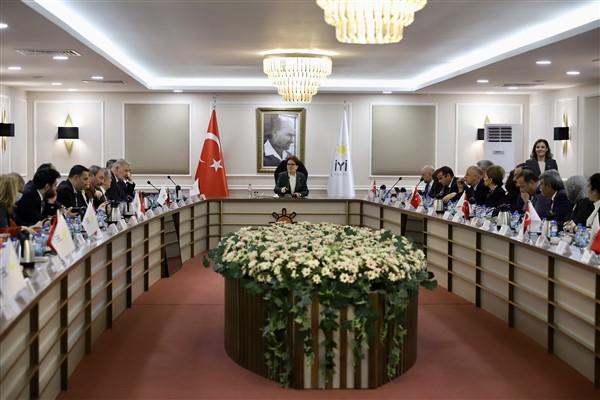 Akşener, GİK üyeleri ve genel başkan başdanışmanları ile bir araya geldi