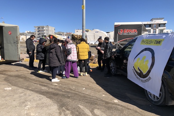 Dil okulu çalışanları, 10 günde 200 bin depremzedeye sıcak yemek dağıttı