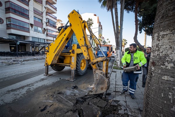 İzmir Büyükşehir Belediyesi, deprem bölgesindeki faaliyetlerini sürdürüyor