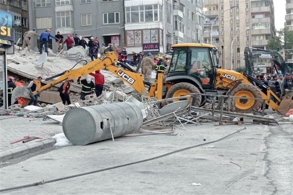 Şanlıurfa'da çöken binada 1 kişi yaralı kurtuldu