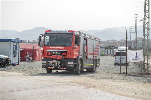 İzmir İtfaiyesi Hatay’da çalışmalarını sürdürüyor