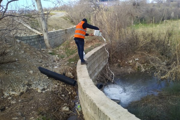 Kahta Belediyesi, ilçede larva ilaçlama çalışmalarını başlattı