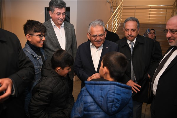Başkan Büyükkılıç, Kayseri Öğrenci Yurtları'ndaki depremzedeleri ziyaret etti