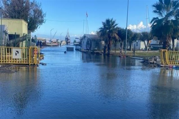 İskenderun'da balıkçı barınağı su altında kaldı