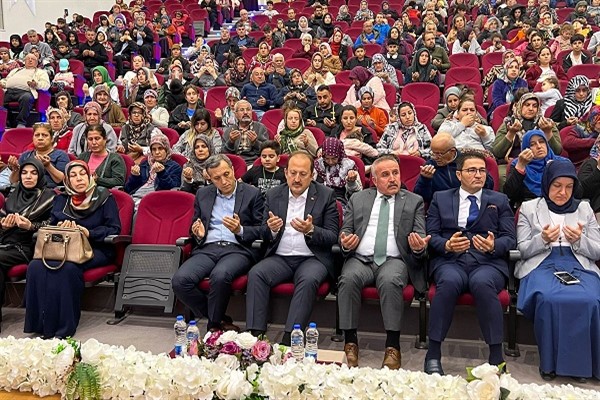 Vali Pehlivan, Mersin Kız Öğrenci Yurdu'nda kandil programına katıldı