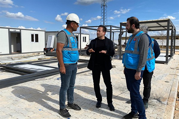 Başkan Yazıcı, Kırıkhan’da yapımı devam eden konteyner kentte incelemelerde bulundu