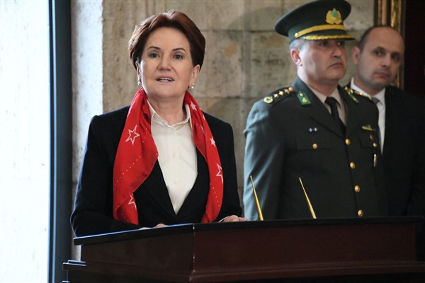 Akşener, Anıtkabir'i ziyaret etti