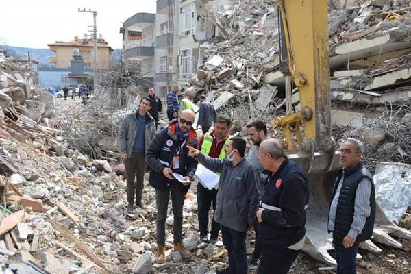 Belen'de acil yıkılacak binalarda yıkım ve enkaz kaldırma çalışmaları başladı