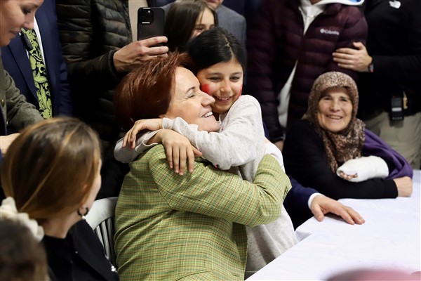 Akşener, Ankara'da depremzedeleri ziyaret etti