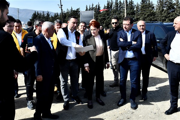 Akşener, partisinin Antakya'da kurduğu konteyner kenti ziyaret etti