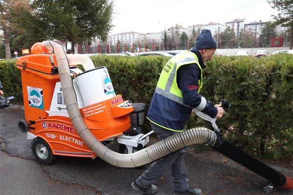 Kayseri Büyükşehir, parkları yüzde yüz yerli süpürge makinesi ile süpürecek