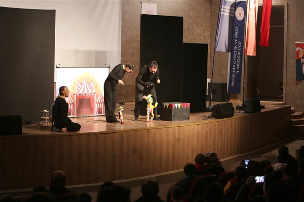 Eskişehir Şehir Tiyatrolarının kukla oyunu çocuklara moral oldu