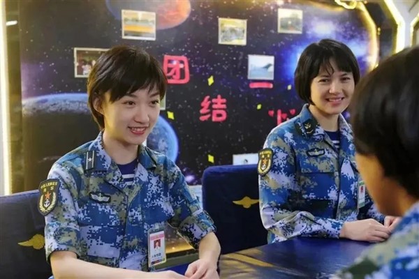 Uçak gemisinde 1990'lı bir kadın binbaşı