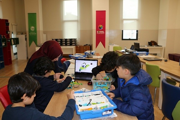 Sakarya'da milli araçlar robotikle buluştu