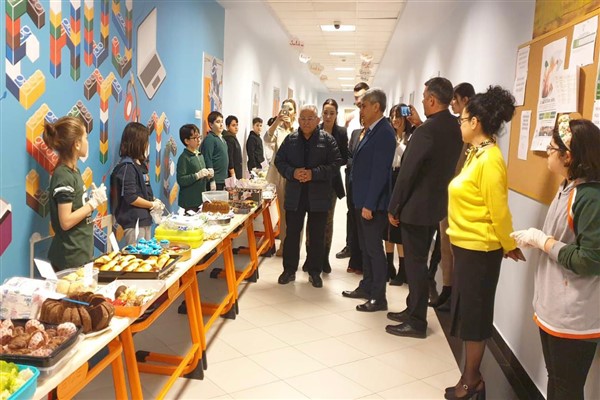 Başkan Büyükkılıç, koca yürekli miniklerin kermesini ziyaret etti