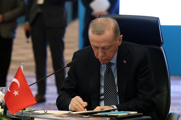 Cumhurbaşkanı Erdoğan, TDT Olağanüstü Zirve Toplantısı'nın ardından ortak bildiriyi imzaladı