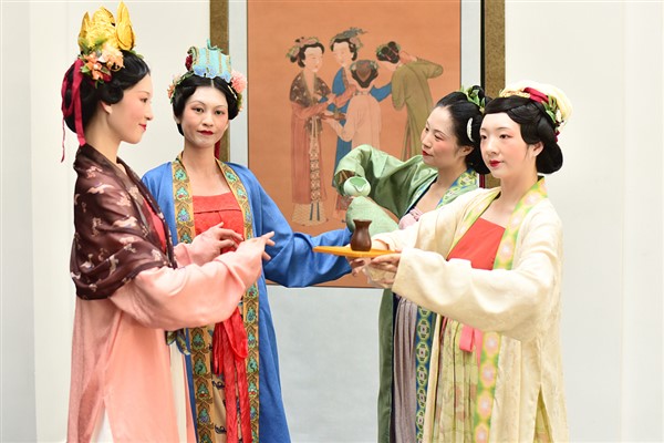 Çin'in geleneksel kıyafetlerinin yeniden canlandırılması