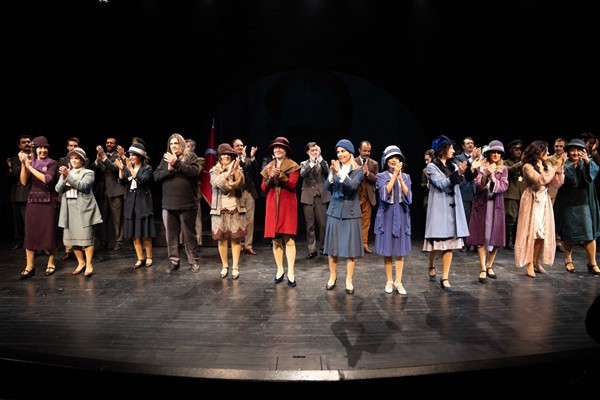 İzBBŞT şehit yakınları ve gaziler için sahne aldı