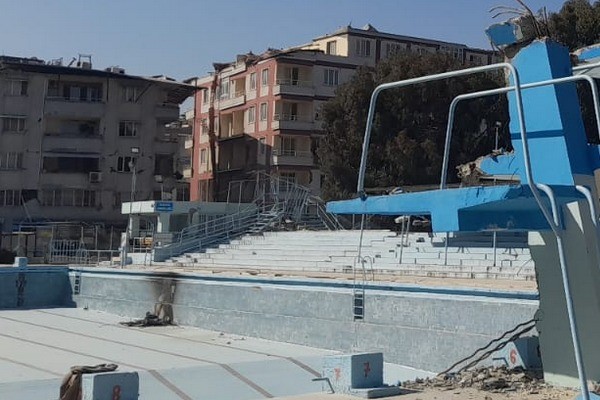 Antakya yüzme havuzu depremde ağır hasar aldı