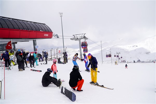 Dünya markası Erciyes’te baharda kayak heyecanı
