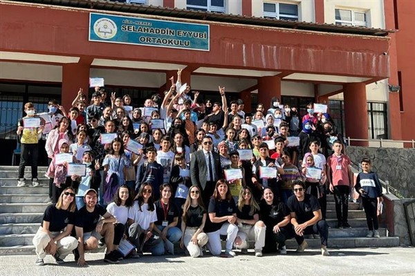 Geleceğe Adımlar Derneği deprem bölgesinden gelen 200 öğrenciye umut olacak
