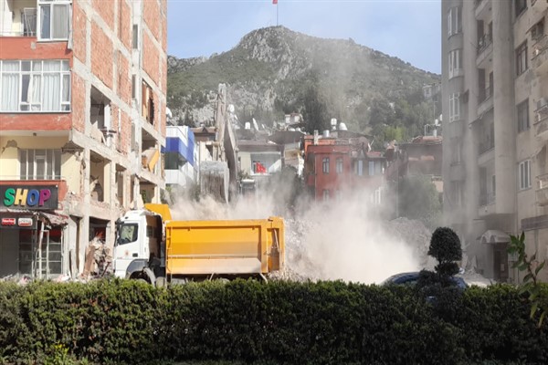 Hatay'da enkaz kaldırma çalışmaları sürüyor