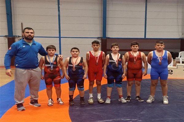 Minik güreşçiler 6 madalya kazandı