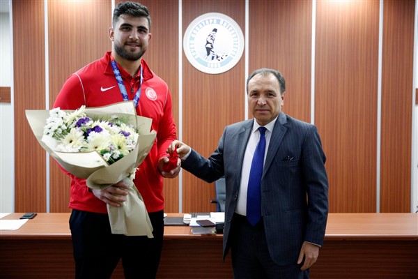 Rektör Karakaş'tan milli güreşçi Bozkurt'a tebrik