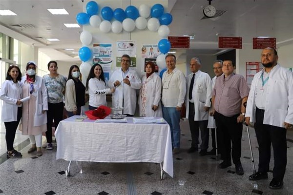 Hatay'da hastalara karanfil verildi