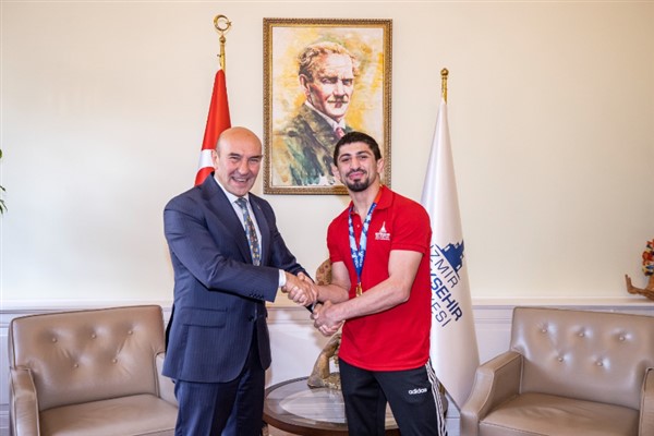 Başkan Soyer, dünya şampiyonu Kerem Kamal’ı kutladı